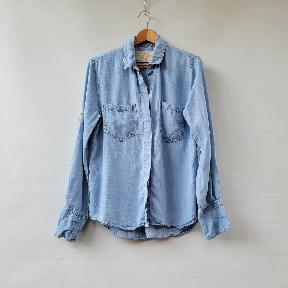 Bella Dahl Chambray Blouse Size Medium Blue Split Back Roll Tab Sleeves Coastal - Picture 5 of 16